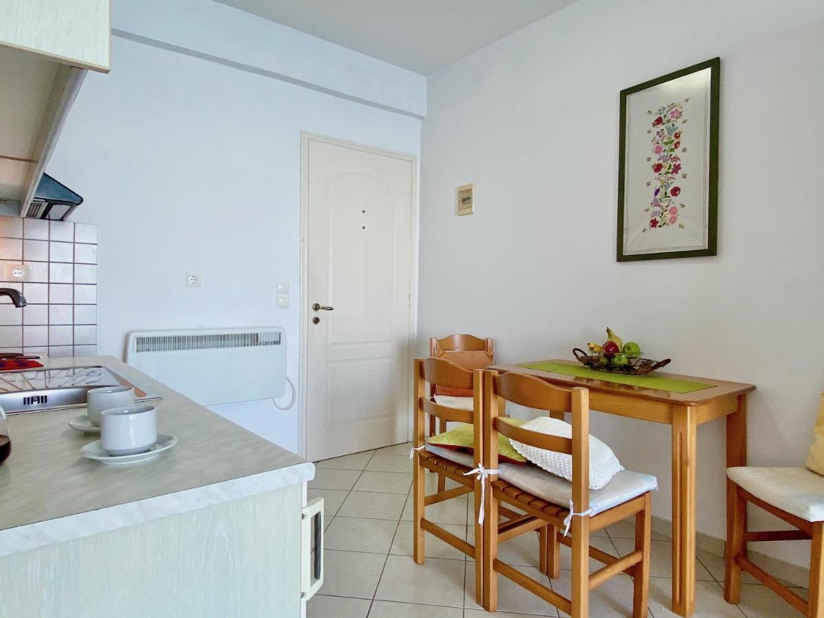 Seafront Ourania Apartment Mesongi